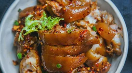 大肉大棒一进一出，香喷喷的烤肉串勾起馋虫，舌尖上的美味诱惑