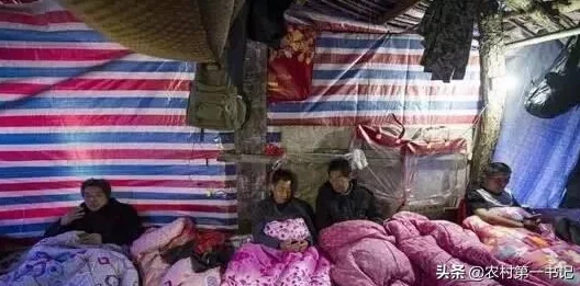 农民工工棚嫖媢姣女录象引发社会热议，反映出底层生活的无奈与悲哀