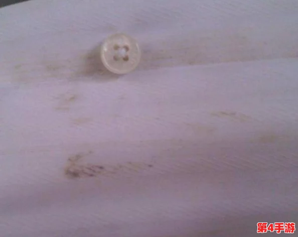 牛奶冰块酒精(黄)：一种独特的饮品，结合了牛奶的醇厚与冰块的清凉，再加上酒精的刺激，带来全新的味觉体验