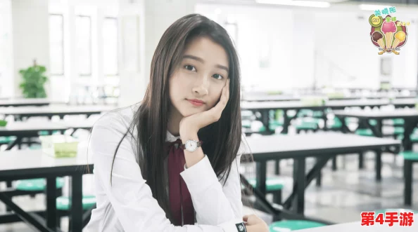 周妍希裸体引发热议，网友评价纷纷称赞其勇气与美感，探讨艺术与自我表达的界限。