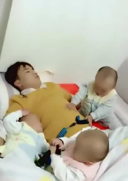 一小孩和妈妈拔萝卜生孩子不盖被子[黄]，网友戏称“天南地北的奇葩剧情，让人哭笑不得！”