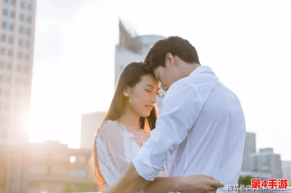 男生把困困放进女生定眼，惊喜发现竟然蕴藏着爱情的秘密与甜蜜的感动！