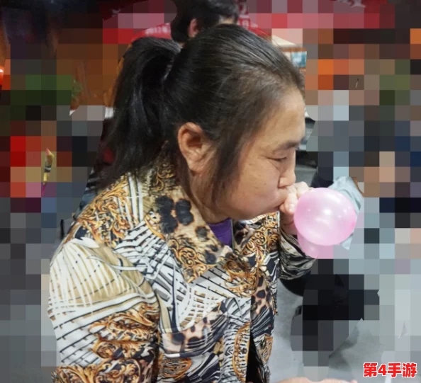 女子绝活吸烟开啤酒吹气球，技艺非凡令人叹为观止