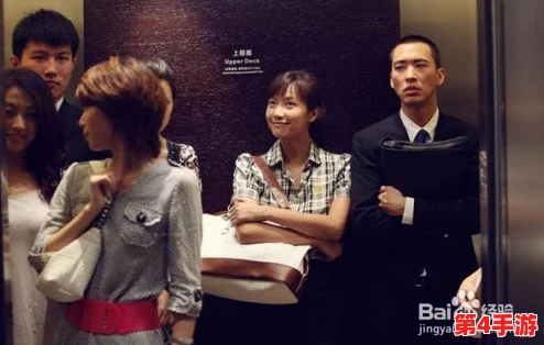 男人将坤坤赛季女人定眼，展现出对女性力量的尊重与欣赏，传递积极向上的社会价值观