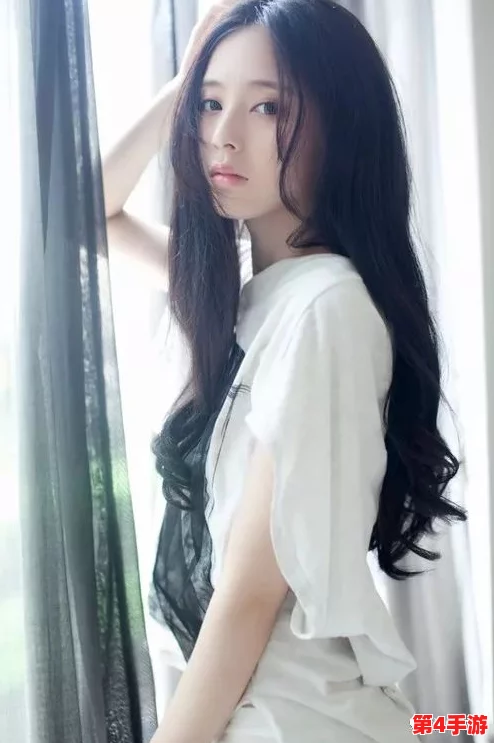 白丝校花被狂揉大胸羞羞，校园内外引发热议，网友纷纷讨论事件背后的真相与影响