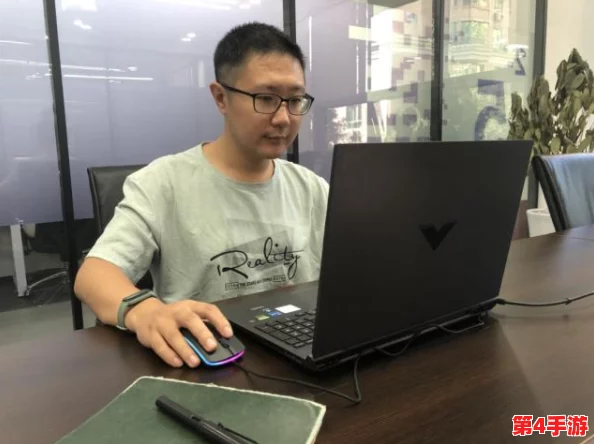 藤惠普瞒着老公加班的妻子，背后隐藏着怎样不为人知的职场压力与家庭矛盾？