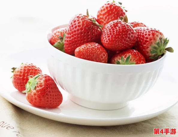 香蕉草莓芭乐鸭脖奶茶千层浪：新潮饮品引领夏季时尚，消费者热议口味与创意结合的完美体验