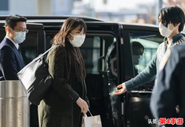 带玩具逛街时突然按下按钮，孩子们都哈哈大笑，真是个有趣的体验！