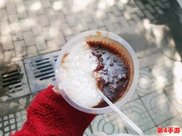 病娇胡桃用嘴给旅行者喂粥，意外引发网友热议，称其为“最甜蜜的照顾”！