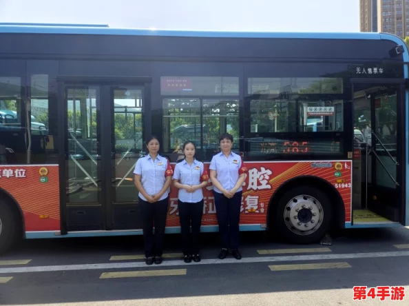 赵丽雅正搭公交车准备回家，路遇粉丝热情合影引发围观，现场气氛温馨感人