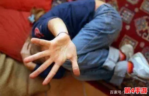 巴掌狠揍红肿臂瓣，痛苦感受让人心疼，背后隐藏的情感故事引发关注与讨论