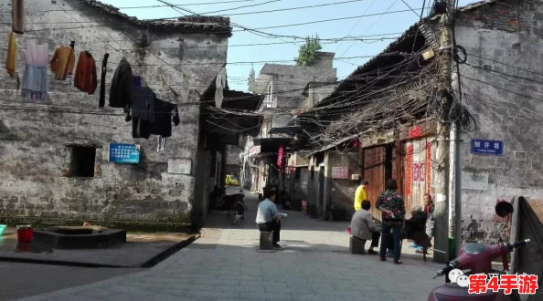 一小孩给姐姐吃萝卜，展现了兄妹之间的温情与关爱，让人感受到家庭的温暖与亲情