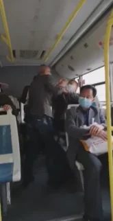 公交车揉捏双乳扯掉小内内，乘客目击惊险一幕引发热议与讨论