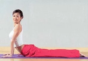 胸前的柔软掌心温热，感受那份细腻与温暖，仿佛时光在此刻静止，让心灵得到片刻的宁静与安慰