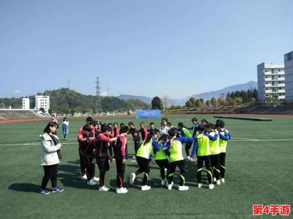 小学六年级自扣出桨，勇敢少年在水上活动中展现团队精神与创新能力