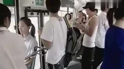 公交车上忘穿内裤揉到 潮动漫：一名乘客因尴尬行为引发众人围观，现场气氛瞬间变得紧张