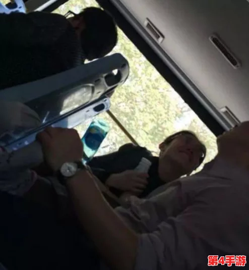 公交车肉欲高潮好大好爽受不了，乘客们的惊愕与尴尬瞬间引发热议，社交媒体上讨论不断