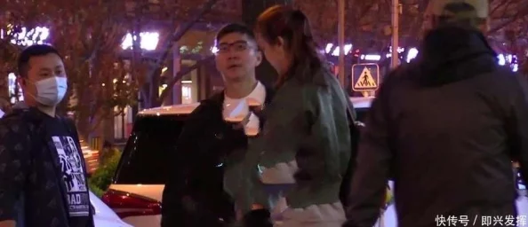 赵丽雅正搭公交车准备回家,路人偶遇她与神秘男子亲密交谈,引发恋情猜测! 赵丽雅正搭公交车准备回家,路人偶遇她与神秘男子亲密交谈,引发恋情猜测!