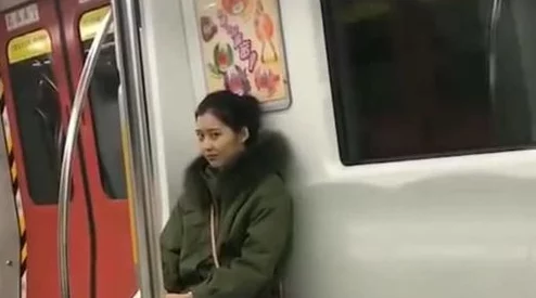 赵丽雅正搭公交车准备回家,路人偶遇她与神秘男子亲密交谈,引发恋情猜测! 赵丽雅正搭公交车准备回家,路人偶遇她与神秘男子亲密交谈,引发恋情猜测!