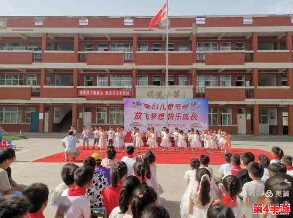 雏菊幼儿小学生张婉莹被曝与明星同班，校园生活引发热议，网友纷纷猜测她的未来发展方向！