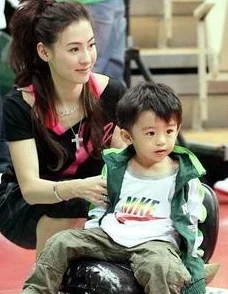 张柏芝手扒自己下面图，网友疑似发现隐藏真相，引发热议