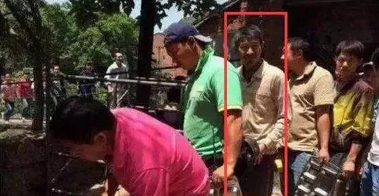 赵丽雅正搭公交车准备回家，网友纷纷表示：明星也有平凡的一面，让人倍感亲切！