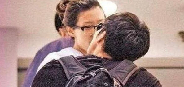 婷婷五月天色：传闻中她与某知名男星秘密约会，网友纷纷猜测两人是否已成新情侣！