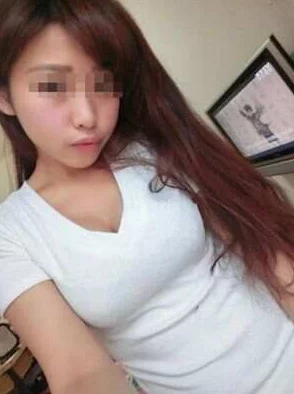 白丝校花被狂揉大胸照片引发热议，网友纷纷评论其背后故事与校园文化现象