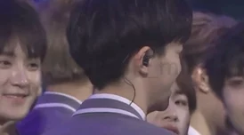 坤坤寒进桃子，传闻与神秘女友共度甜蜜时光，引发粉丝热议与猜测！