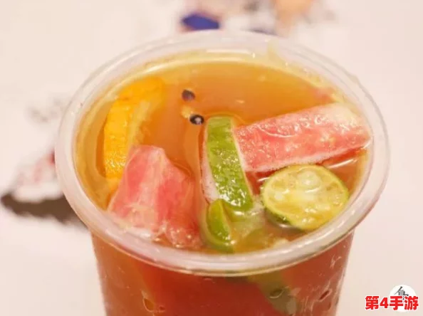 草莓丝瓜芭乐鸭脖奶茶搭配食物东京热，带你体验独特的美味组合与夏日清凉感受！