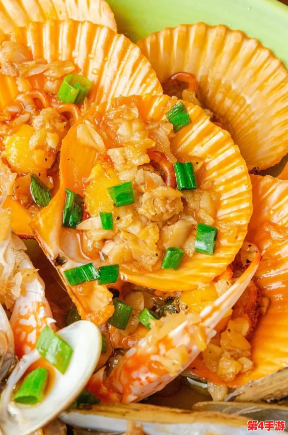 打开扇贝就可以吃火腿肠脆柿子，这道美食结合了海鲜的鲜美与火腿肠的香味，带来独特的口感体验