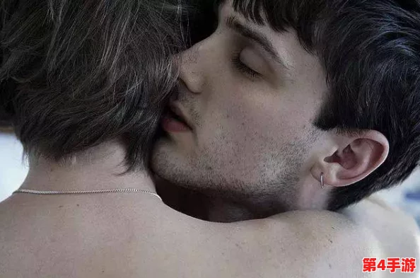 男男一起裸睡互玩jiji，探讨亲密关系中的身体接触与情感交流对男性友谊的影响