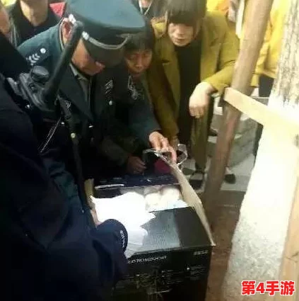 脱了内裤在阳台趴着被c，目击者称现场情况令人震惊，警方介入调查引发热议与讨论